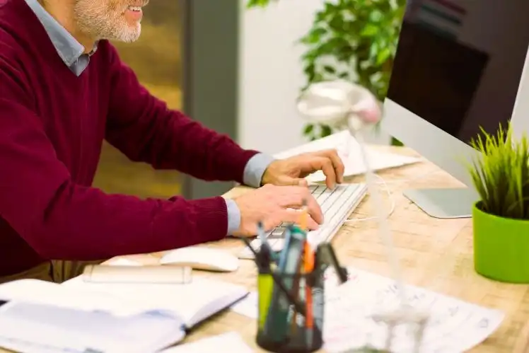 Bertrand Vaillant entrain de travailler à son ordinateur