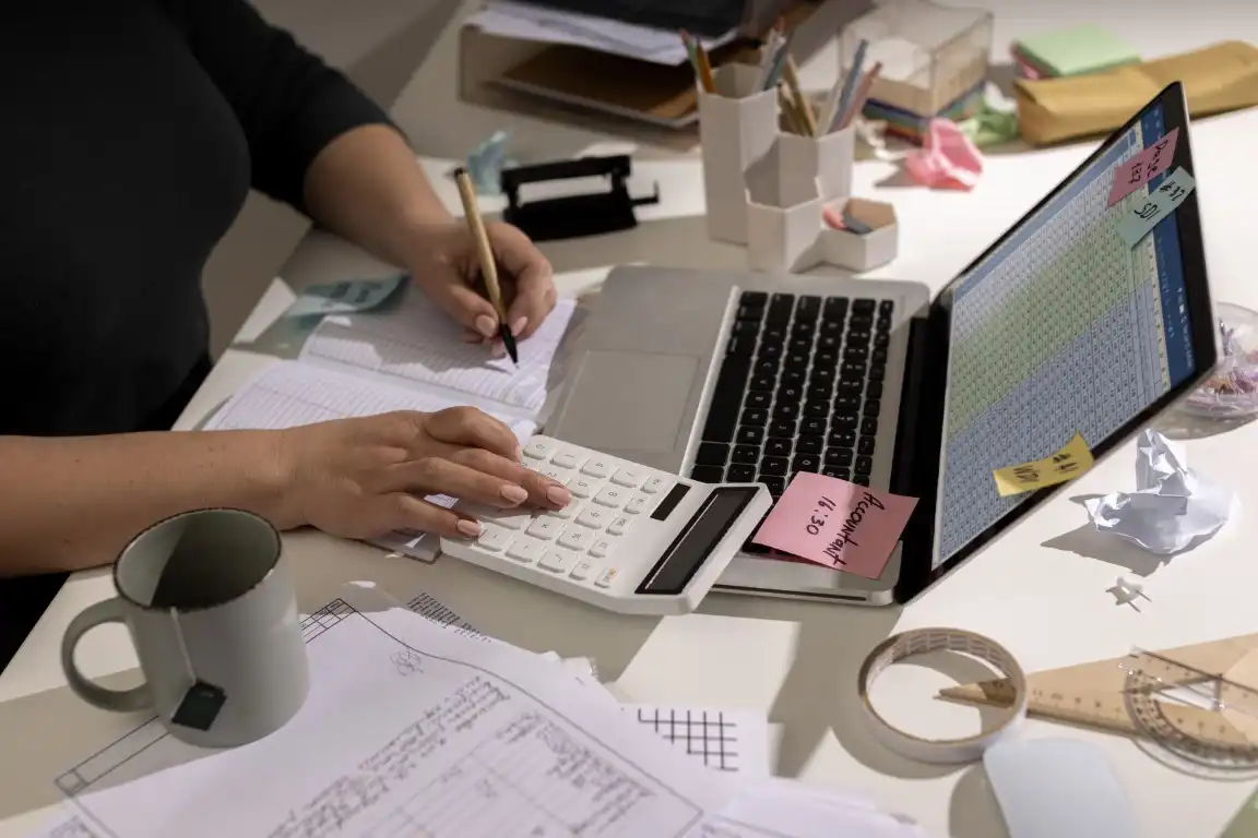 Image Freepik représentant un bureau disgner vu de haut